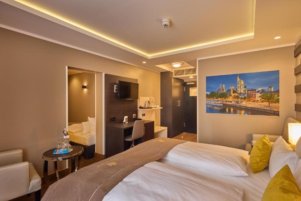 Postel nebo postele na pokoji v ubytování Skyline Hotel City Frankfurt