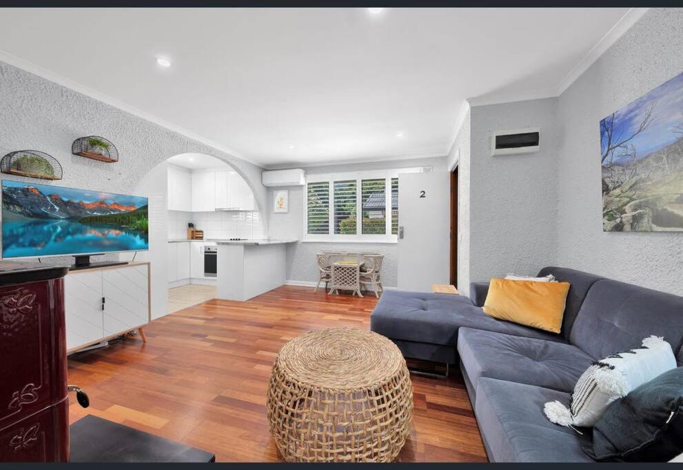 Χώρος καθιστικού στο 2BDR Holiday Flat near Bright-Entire Place