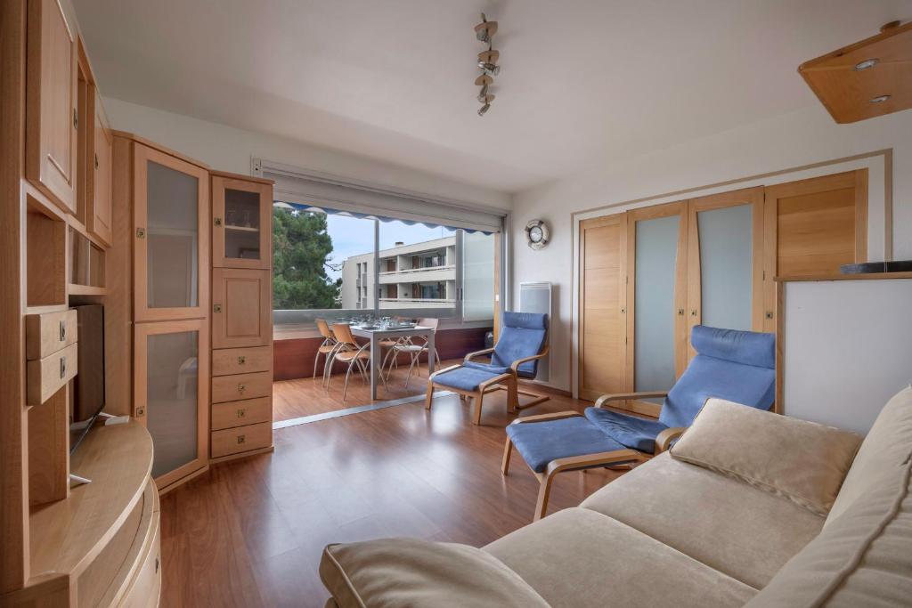 un salon avec un canapé, des chaises et une table dans l'établissement À 500m de la plage, appartement pour 4, à La Baule
