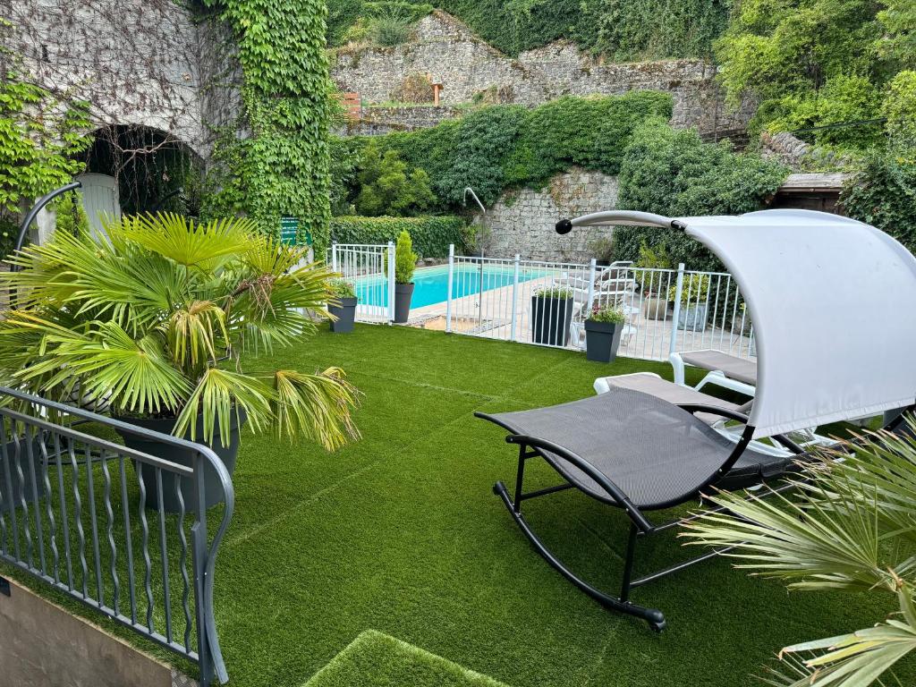 Bazén v ubytování Hotel Le Sully nebo v jeho okolí
