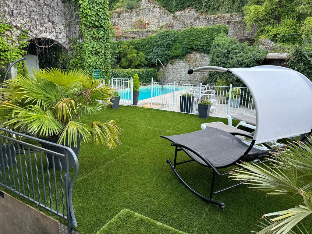 Bazén v ubytování Hotel Le Sully nebo v jeho okolí