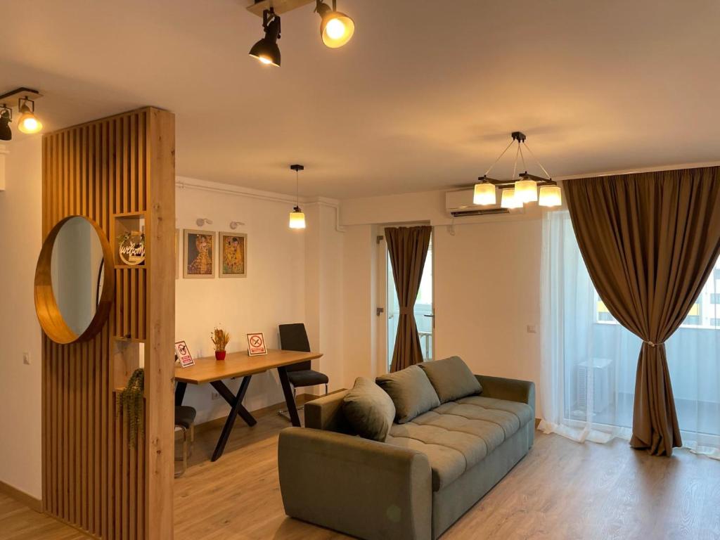 クラヨーヴァにあるDecebal-Residence High View Apartmentのソファとテーブルのあるリビングルーム
