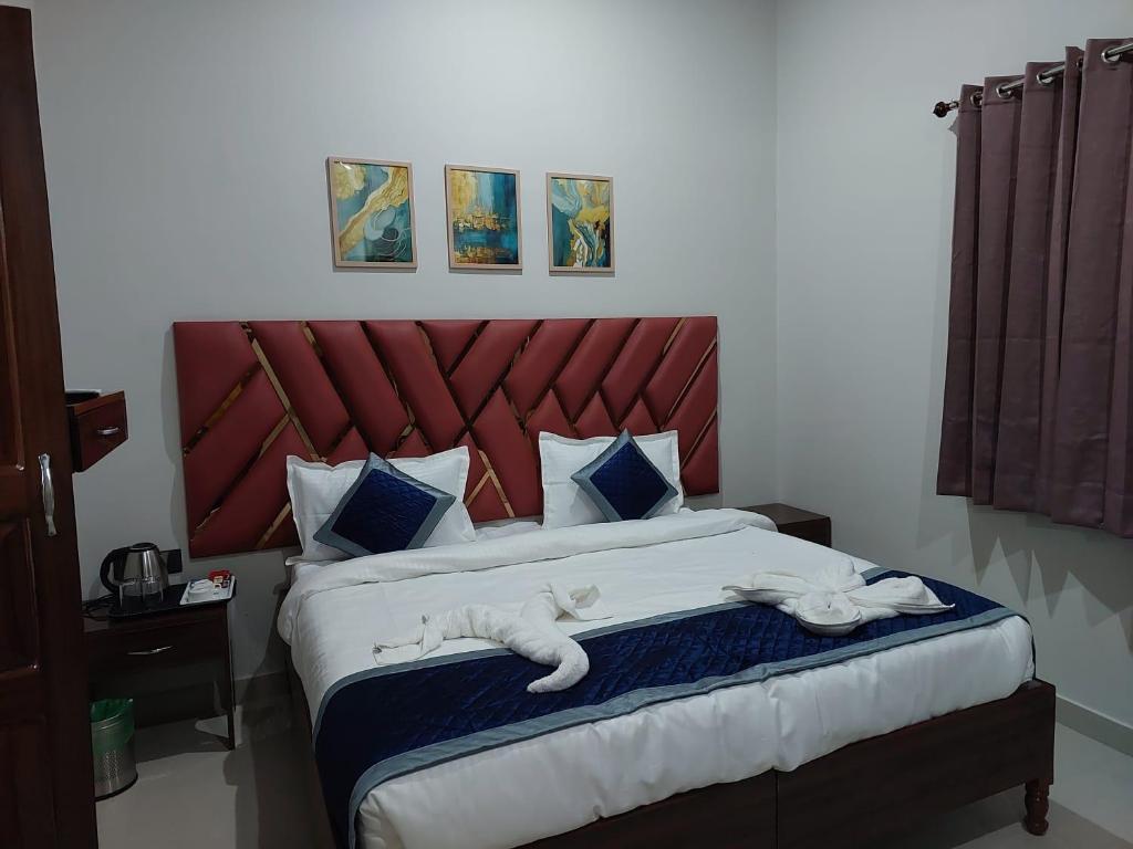 Un dormitorio con una cama grande con toallas. en kailasha Inn, en Varanasi