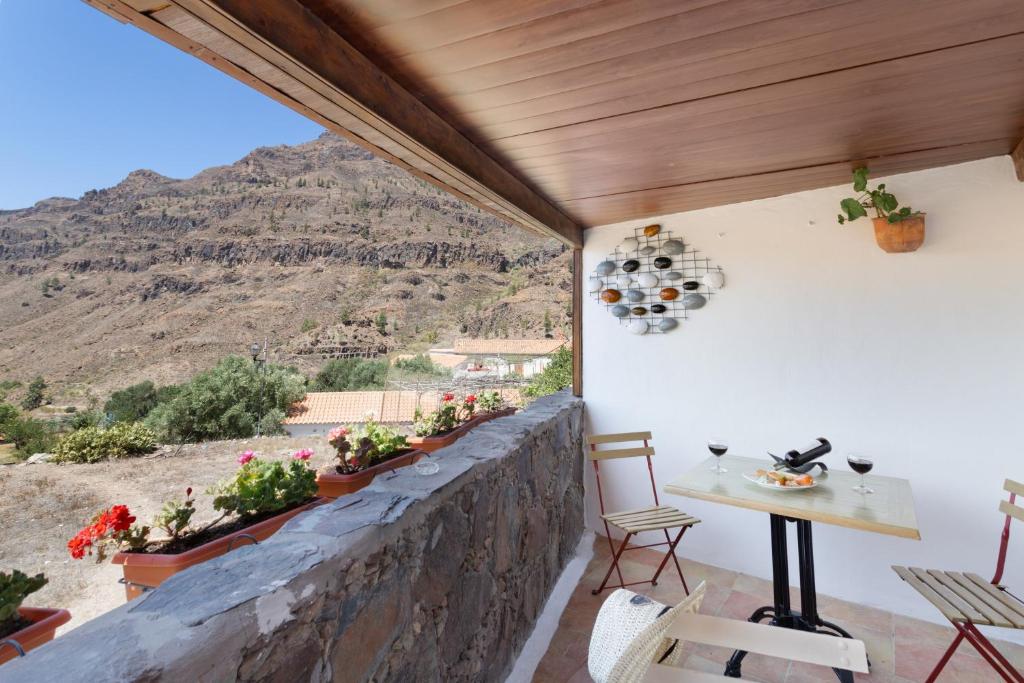 a patio with a table and a view of a mountain at Vv Casa Frasquita in San Bartolomé de Tirajana