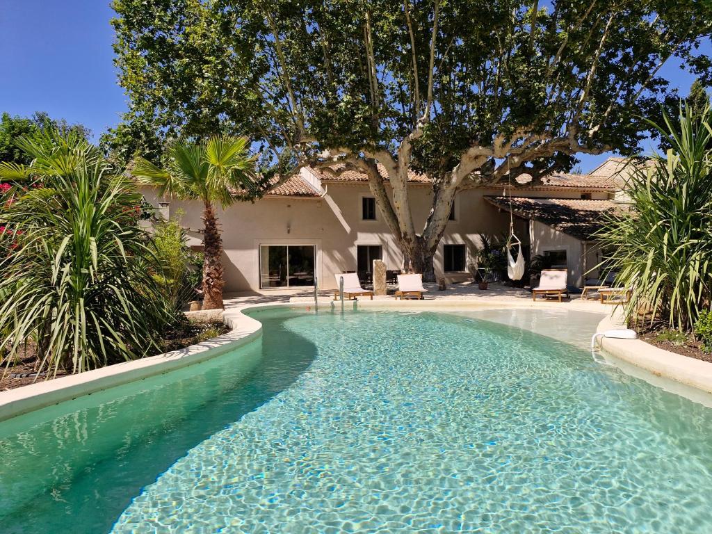 une piscine devant une maison dans l'établissement La maison de Campagne - RENDEZ-VOUS EN PROVENCE, à Monteux