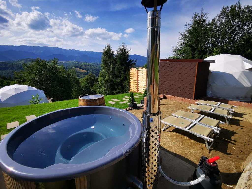 Nespecifikovaný výhled na hory nebo výhled na hory při pohledu z luxury tent