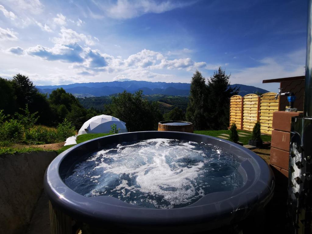Nespecifikovaný výhled na hory nebo výhled na hory při pohledu z luxury tent