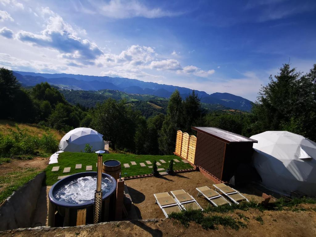 Nespecifikovaný výhled na hory nebo výhled na hory při pohledu z luxury tent