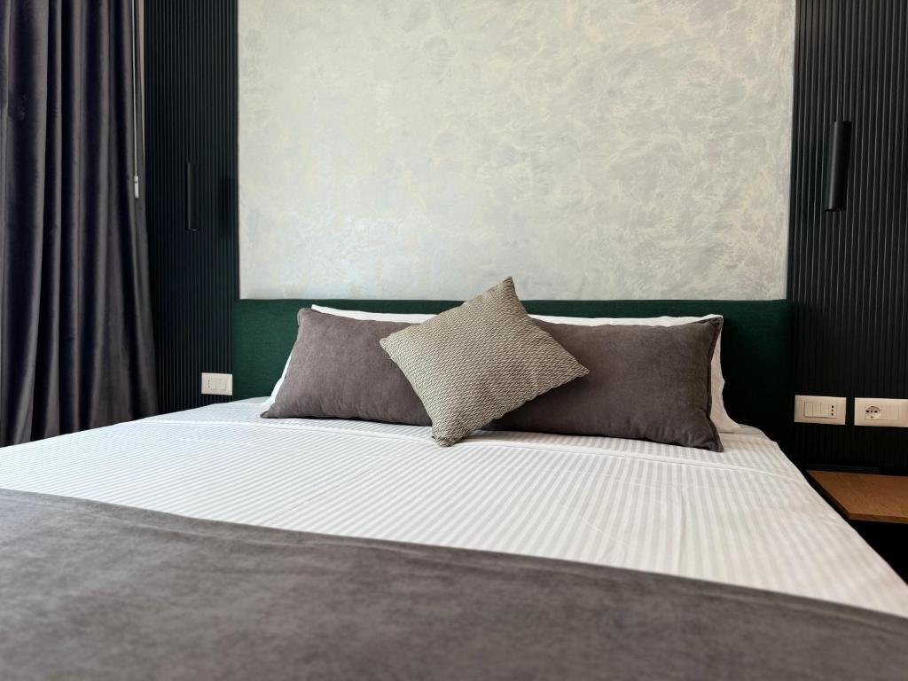 Postel nebo postele na pokoji v ubytování Twins Hotel Vlore