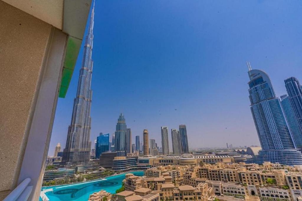 Bazén v ubytování Splendid Apartments with Burj Khalifa and Fountain View nebo v jeho okolí