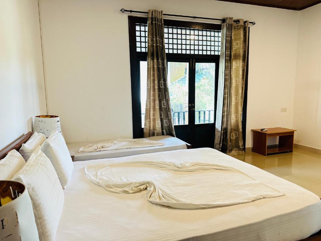 Postel nebo postele na pokoji v ubytování Gamodh Citadel Resort