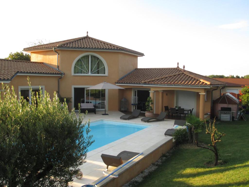 una casa con piscina en un patio en Le Mas du Fort, en Neyron