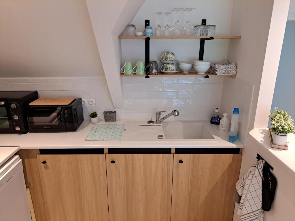 Kuchyň nebo kuchyňský kout v ubytování CHAMBRE D'HOTES 2 à LA CAMPAGNE DANS UN CADRE VERDOYANT