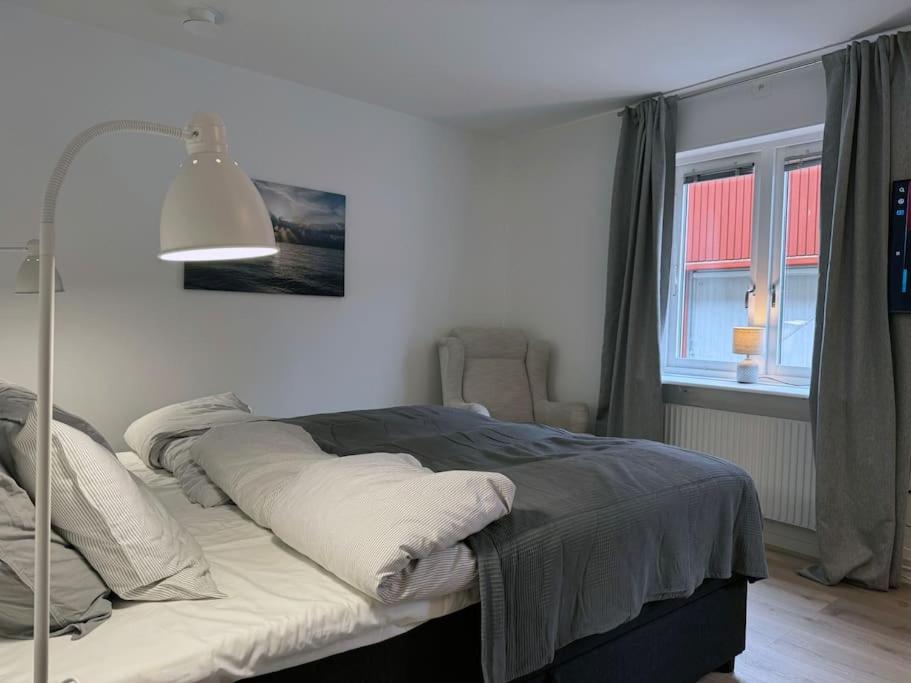 Postel nebo postele na pokoji v ubytování Lägenhet mitt i centrum - My Hostel