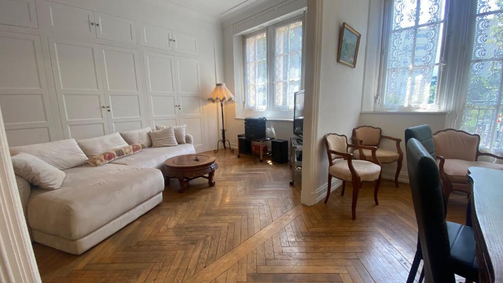 un salon avec un canapé et une table dans l'établissement Cannes - proche des plages de la célèbre Croisette, à Cannes