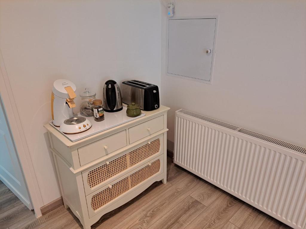 Příslušenství pro přípravu čaje a kávy v ubytování CHAMBRE D'HOTES à LA CAMPAGNE DANS UN CADRE VERDOYANT