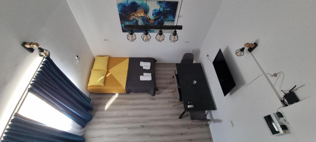 TV a/nebo společenská místnost v ubytování Căsuța intimă