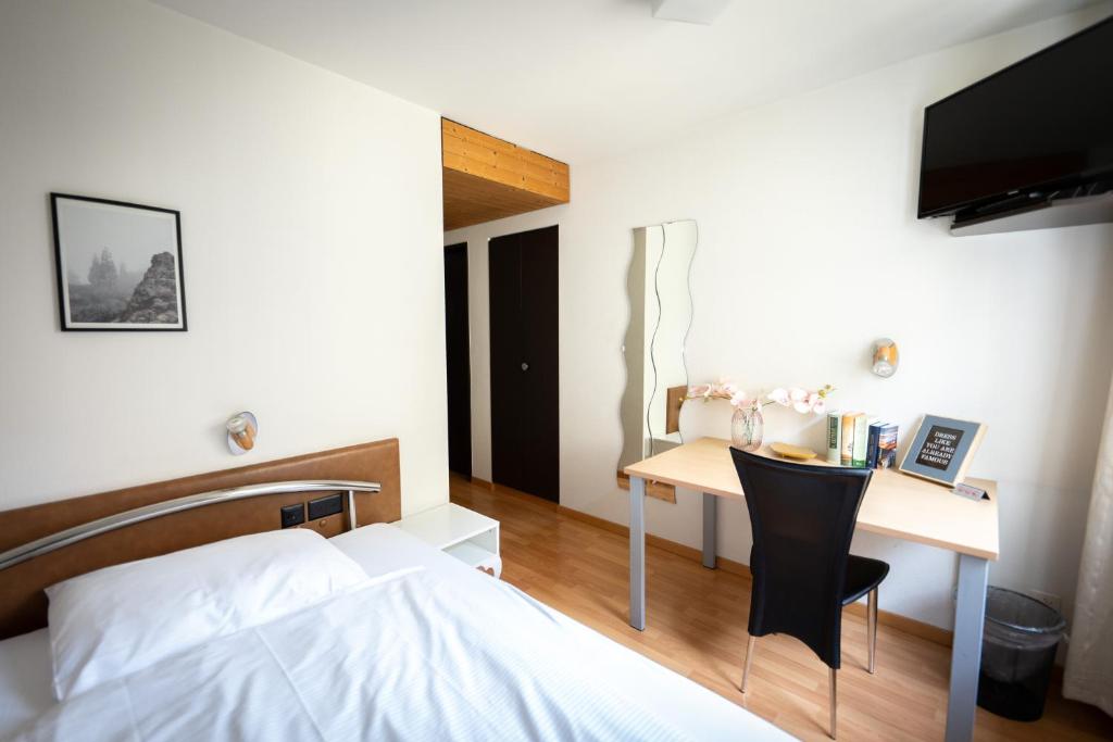 Postel nebo postele na pokoji v ubytování Hotel Stadthof Glarus