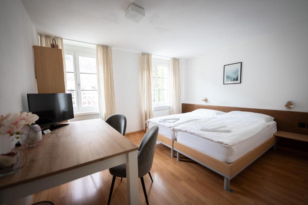 Postel nebo postele na pokoji v ubytování Hotel Stadthof Glarus