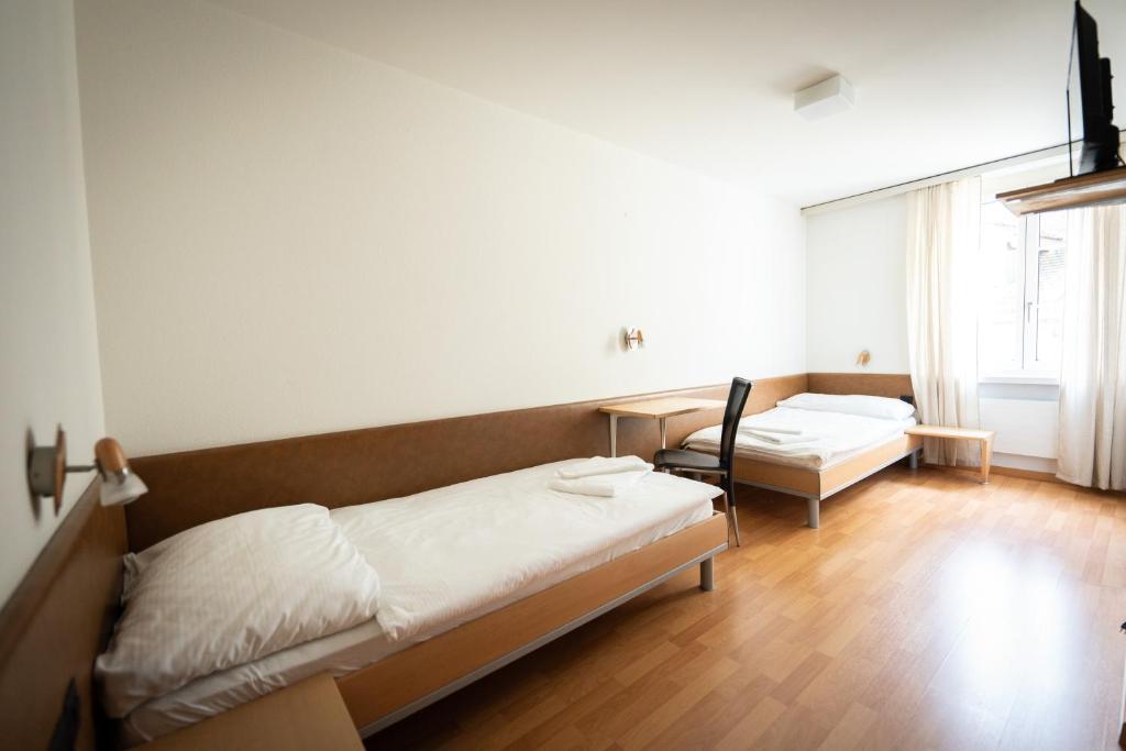 Postel nebo postele na pokoji v ubytování Hotel Stadthof Glarus