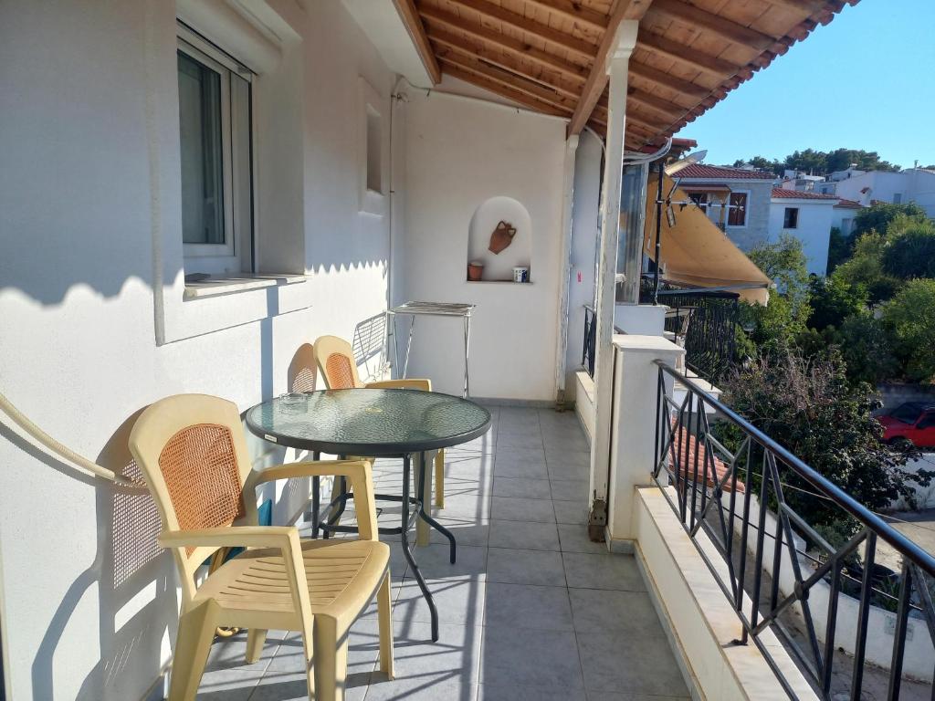 a patio with a table and chairs on a balcony at Apartment Kasper in Skiathos Town