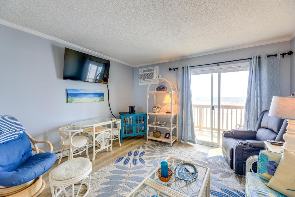 Μια τηλεόραση ή/και κέντρο ψυχαγωγίας στο Oceanfront North Topsail Beach Rental with Deck