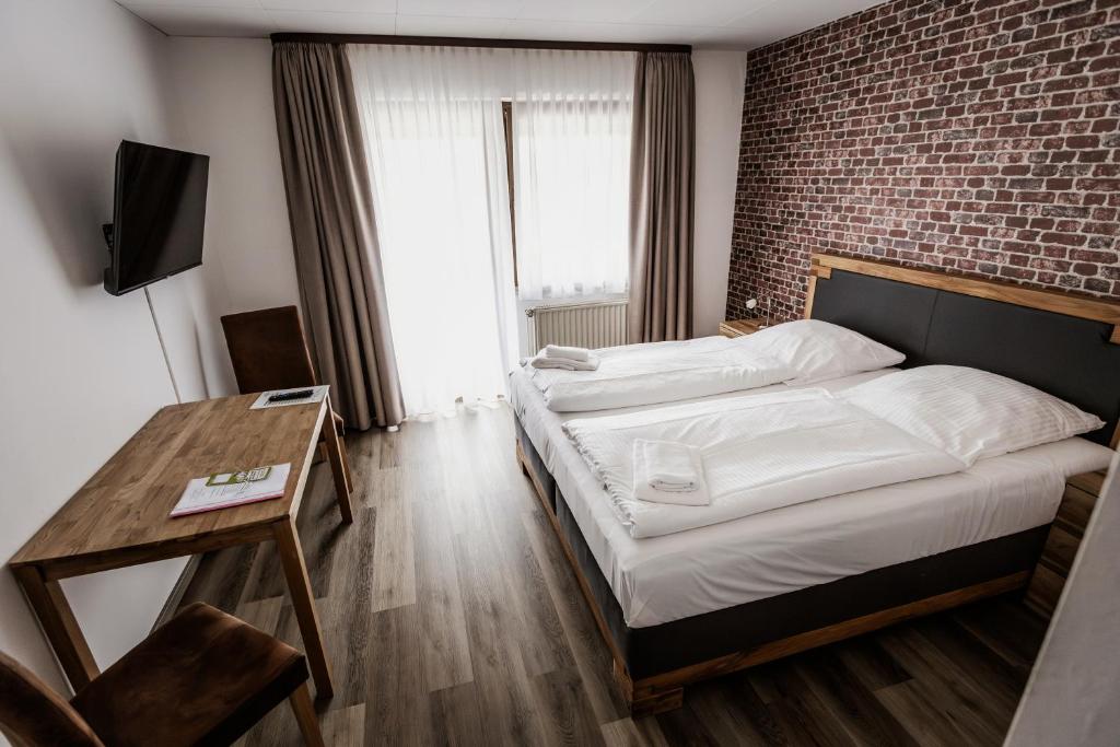 Postel nebo postele na pokoji v ubytování Hotel-Restaurant Zum Schwalbennest