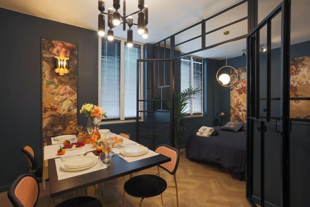une salle à manger avec une table et une chambre dans l'établissement Sublimappartlamarquisepariscenter2bathr, à Paris