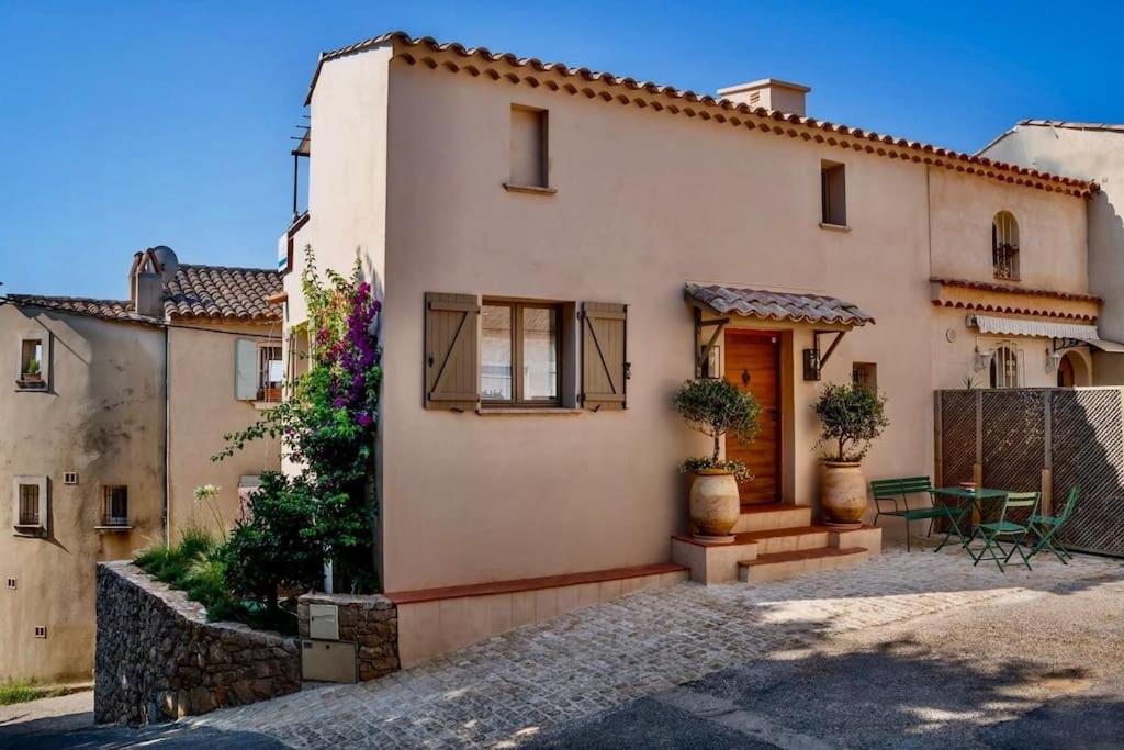 une maison avec une terrasse en face de celle-ci dans l'établissement Bastidon, à Grimaud