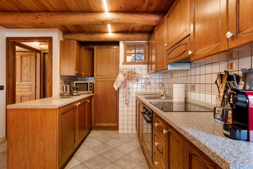 Kuchyň nebo kuchyňský kout v ubytování Casa Piertor Morgex