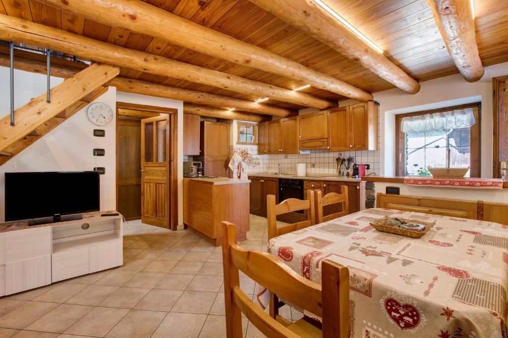 Kuchyň nebo kuchyňský kout v ubytování Casa Piertor Morgex