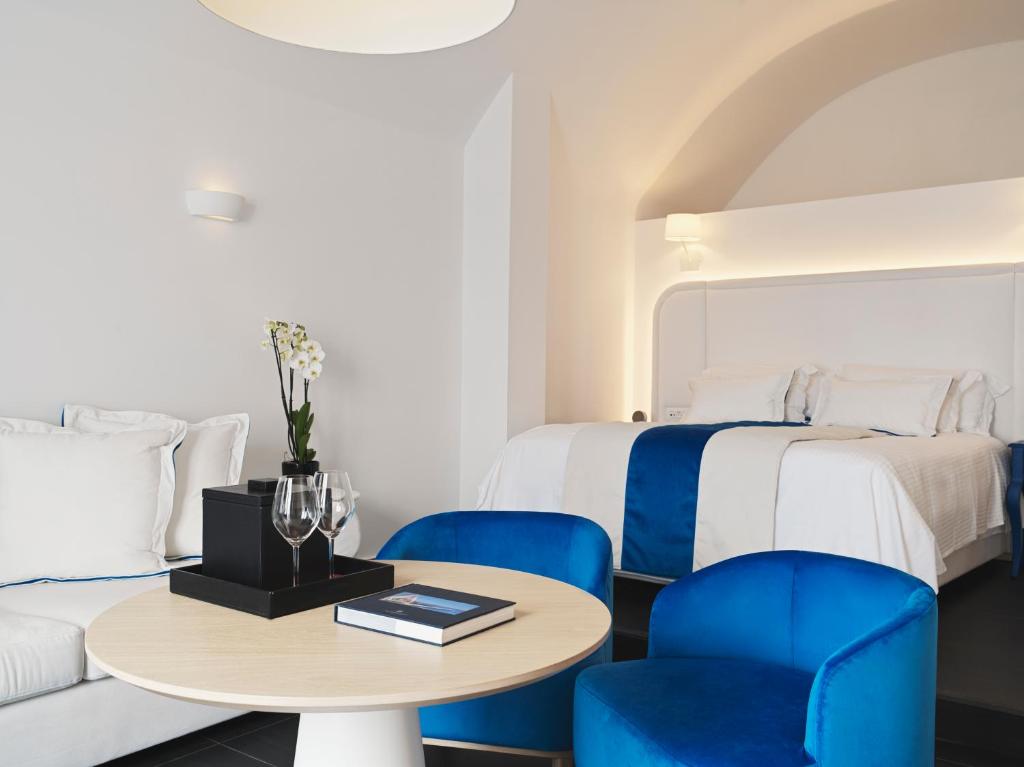 Posezení v ubytování Katikies Santorini - The Leading Hotels Of The World
