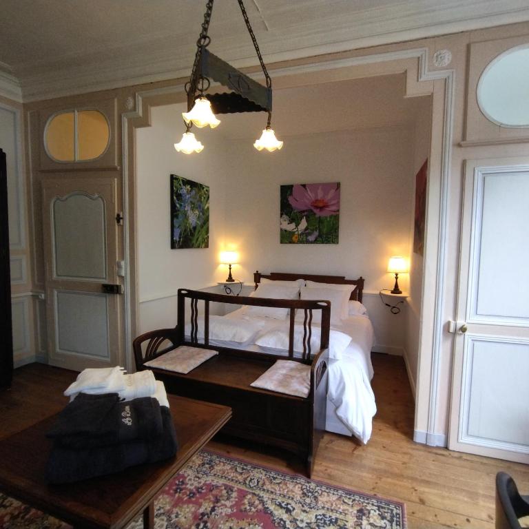 une chambre avec un lit et une table dedans dans l'établissement La Villa RYPS, à Saint-Valery-sur-Somme