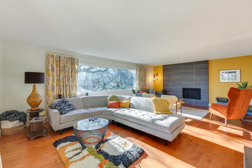 Χώρος καθιστικού στο Medford Vacation Rental with En-Suite Bathrooms!