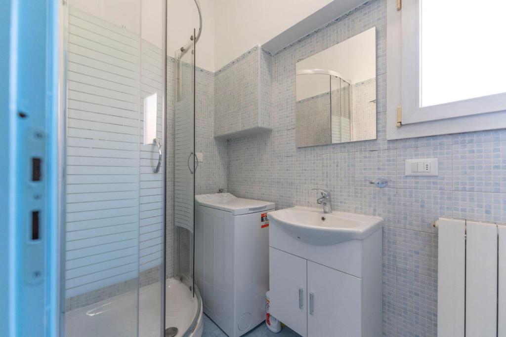 A bathroom at Appartamenti Borghetto San Donato 105