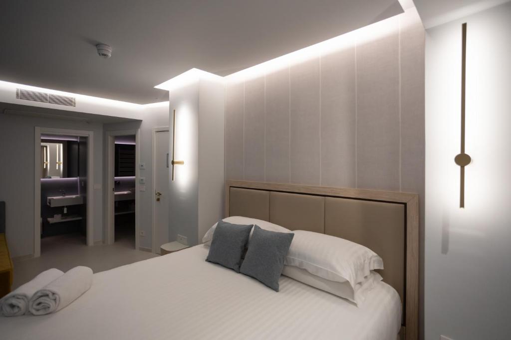 Postel nebo postele na pokoji v ubytování Ambasciatori Suite Hotel