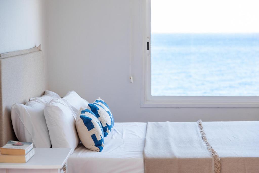Posteľ alebo postele v izbe v ubytovaní Luminous loft apartment next to the Atlantic Ocean