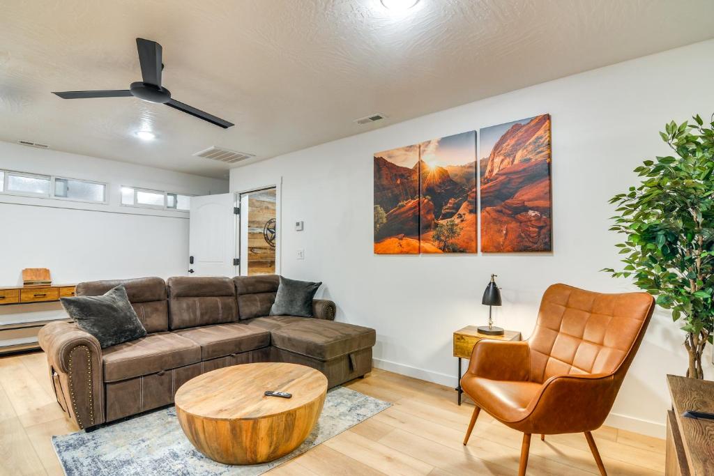 Χώρος καθιστικού στο Bright Cedar City Townhome about 2 Mi to Downtown!