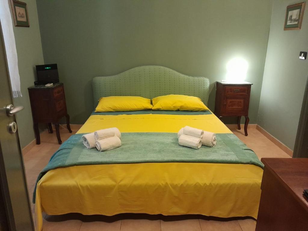 a bedroom with a bed with two towels on it at Casa Castelli Appartamento vacanza in Bagheria
