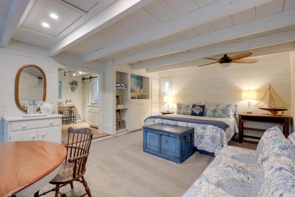 Katil atau katil-katil dalam bilik di Nantucket Cottage with Fishing Dock and Sunsets