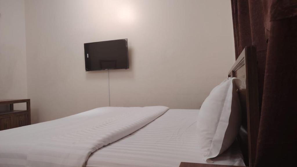 Postel nebo postele na pokoji v ubytování الاسطورة