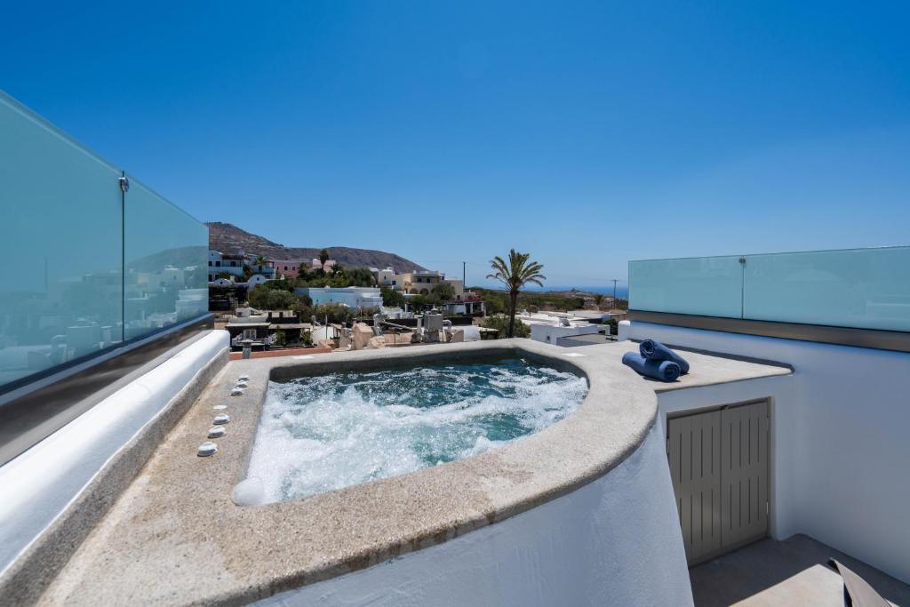 Bazén v ubytování NEW Yiota Collection 4 Suites & 4 Prive Jacuzzi nebo v jeho okolí