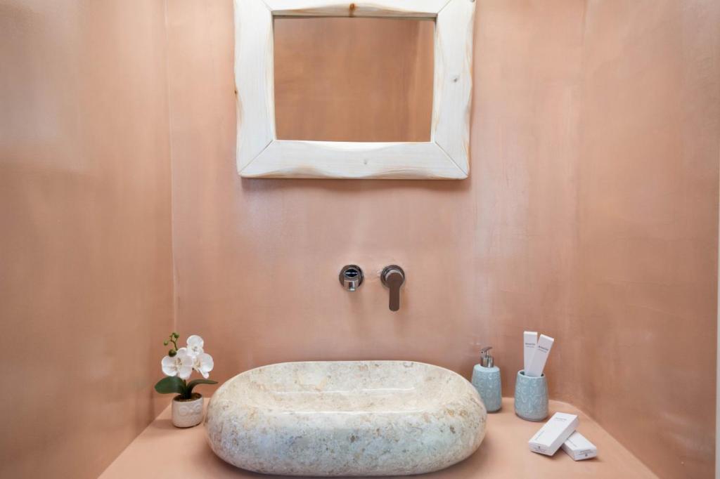 Koupelna v ubytování NEW Yiota Collection 4 Suites & 4 Prive Jacuzzi