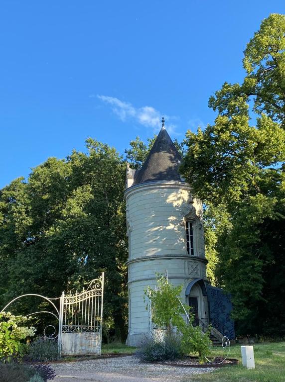 un vieux bâtiment avec une croix en haut dans l'établissement La Tour des Touches, à Savonnières