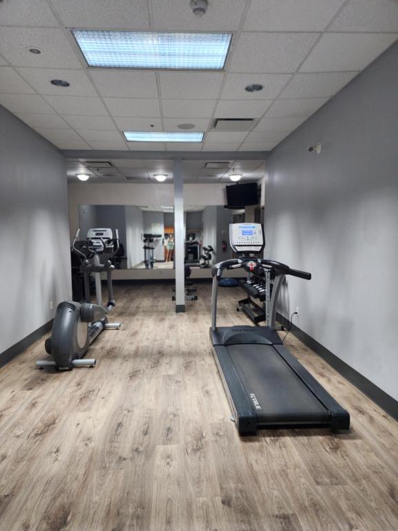Fitness centrum a/nebo fitness zařízení v ubytování Merit Hotel & Suites