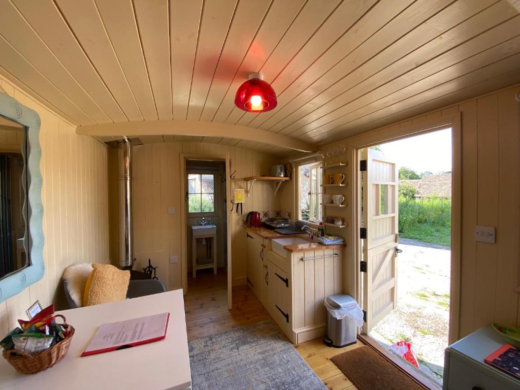 Kuchyň nebo kuchyňský kout v ubytování The Hut at Bay Tree Farm, Nympsfield