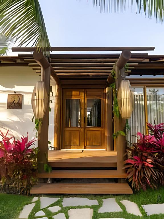 Costa DouradaCasa Kai - Costa Dourada的两盏灯的房子的前门