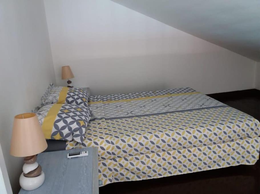 Postel nebo postele na pokoji v ubytování Grand studio avec mezzanine à 5 min de la plage