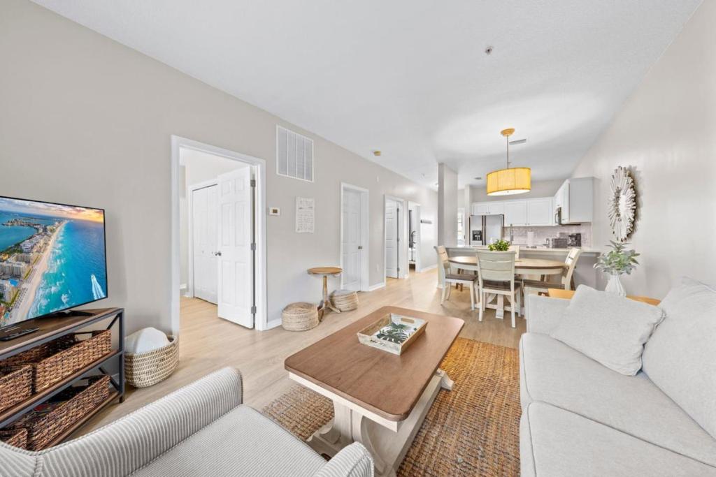 Χώρος καθιστικού στο Condo with Pool and Beach and Lake Access with 4 Beds on 30A