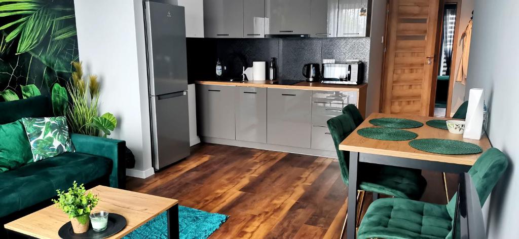 salon ze stołem i kuchnią w obiekcie Apartamenty Green&Blue w Węgorzewie- GREEN w Węgorzewie